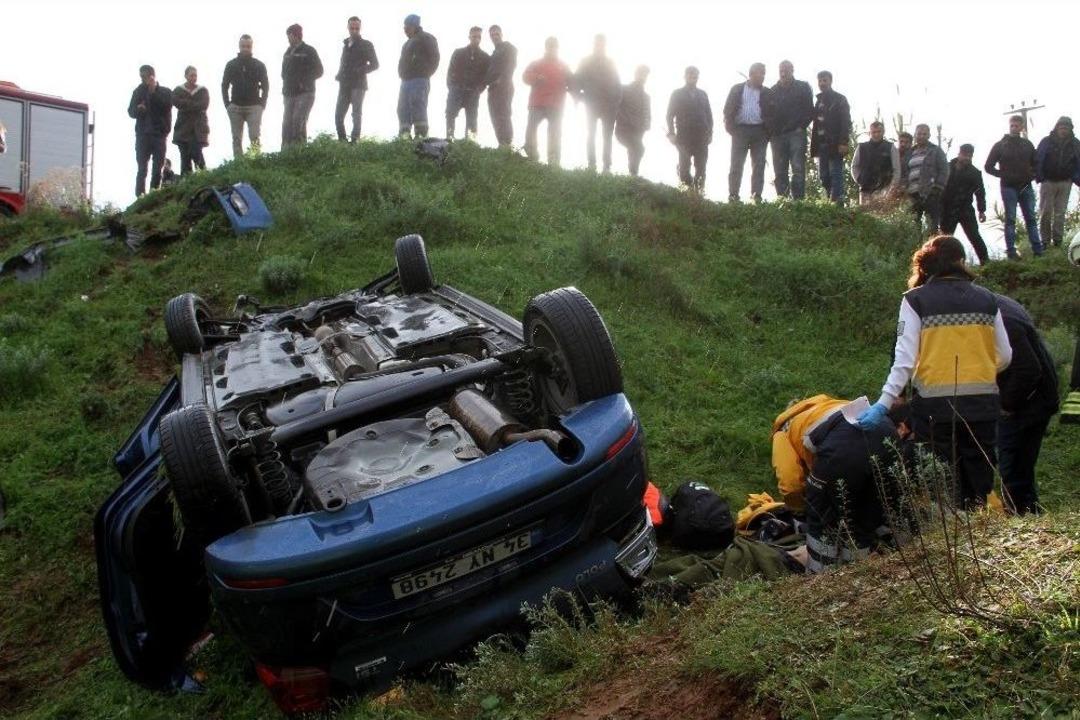 Otomobil Tarlaya U&ccedil;tu: 1 &Ouml;l&uuml;, 2 Yaralı