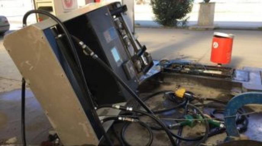 Otomobil Akaryakıt İstasyonuna Daldı