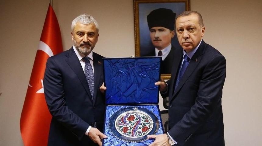 Cumhurbaşkanı Erdoğan&rsquo;dan Enver Yılmaz&rsquo;a Plaket