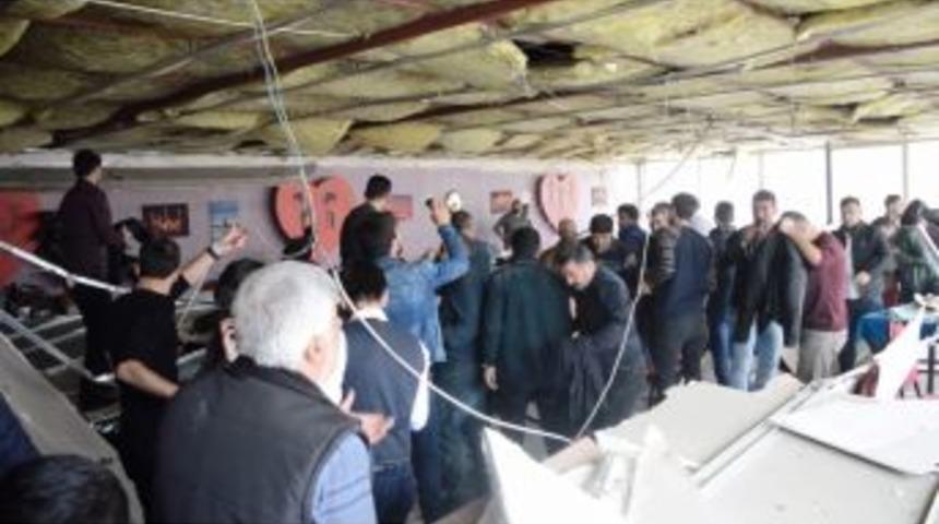 Fırtına Nedeniyle Kahvehanenin Asma Tavanı &Ccedil;&ouml;kt&uuml;