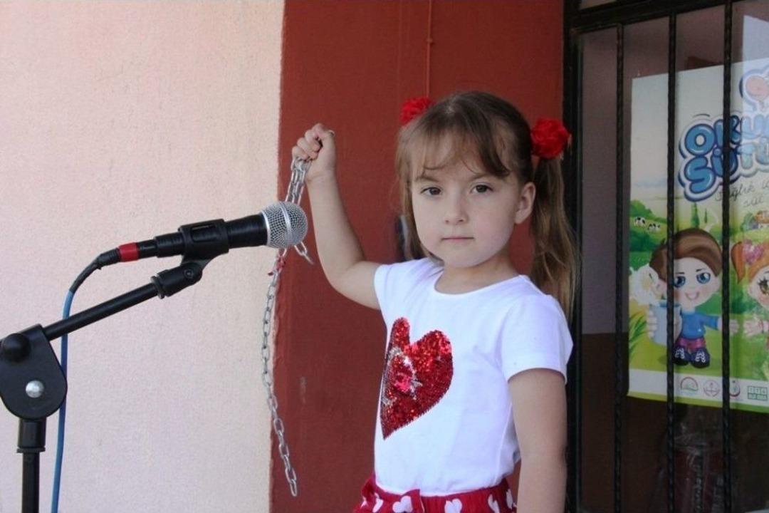 Minik Kız İstiklal Marşını Ezberledi &Ccedil;evresine &Ouml;rnek Oldu