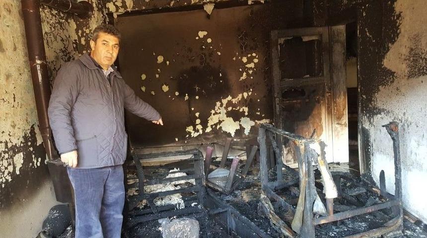 Muhtar Taş Evi Yanan Aileye Yardım &Ccedil;ağrısında Bulundu