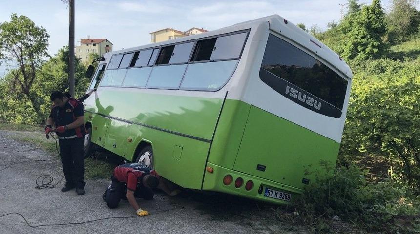 S&uuml;r&uuml;c&uuml;s&uuml;n&uuml;n Geri Manevra Yapmak İstediği Halk Otob&uuml;s&uuml; Devrilme Tehlikesi Ge&ccedil;irdi