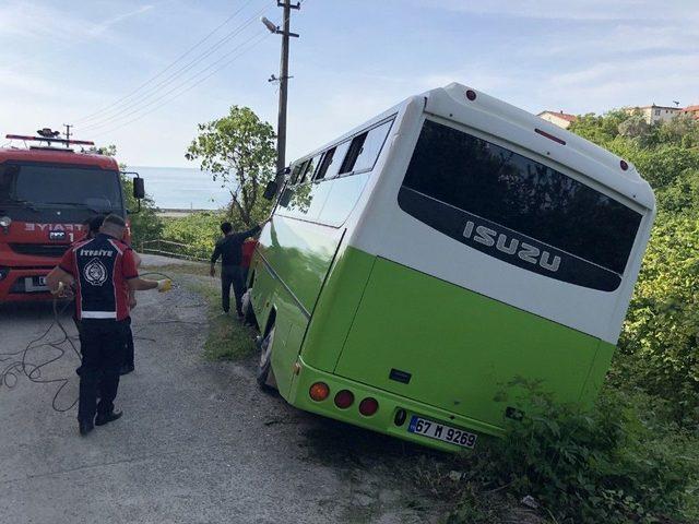 Sürücüsünün Geri Manevra Yapmak İstediği Halk Otobüsü Devrilme Tehlikesi Geçirdi