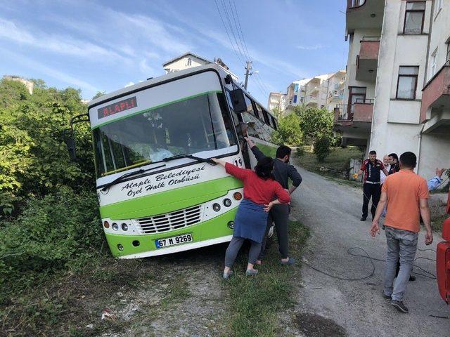 Sürücüsünün Geri Manevra Yapmak İstediği Halk Otobüsü Devrilme Tehlikesi Geçirdi