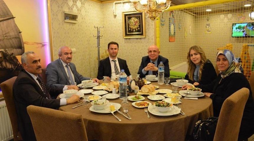 Belediye Başkanı Murat G&uuml;rb&uuml;z Sağlık &Ccedil;alışanları İle Yemekte Bir Araya Geldi