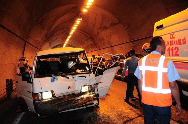 Tünelde Feci Kaza: Turistler Ölümden Döndü