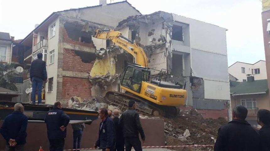 İş Makinesi Yanlış Binayı Yıktı, Binadakiler Şaşkına D&ouml;nd&uuml;