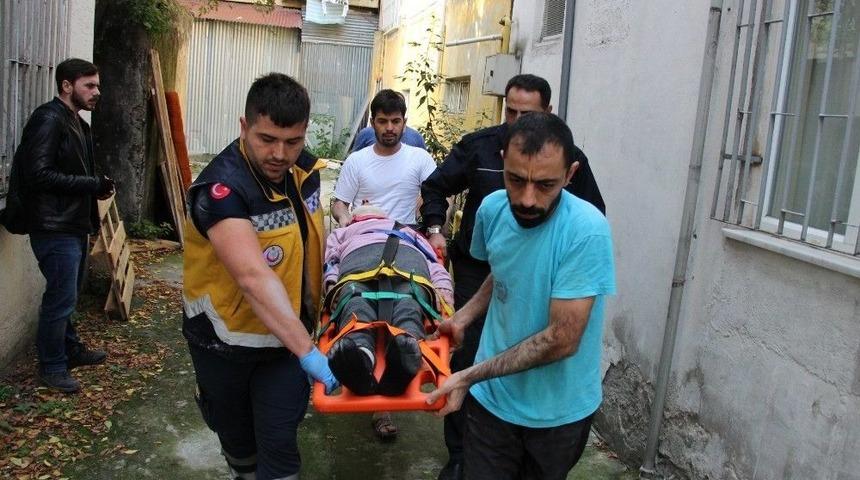 &Ccedil;atısını Onaran Yaşlı Adam Az Daha Canından Oluyordu