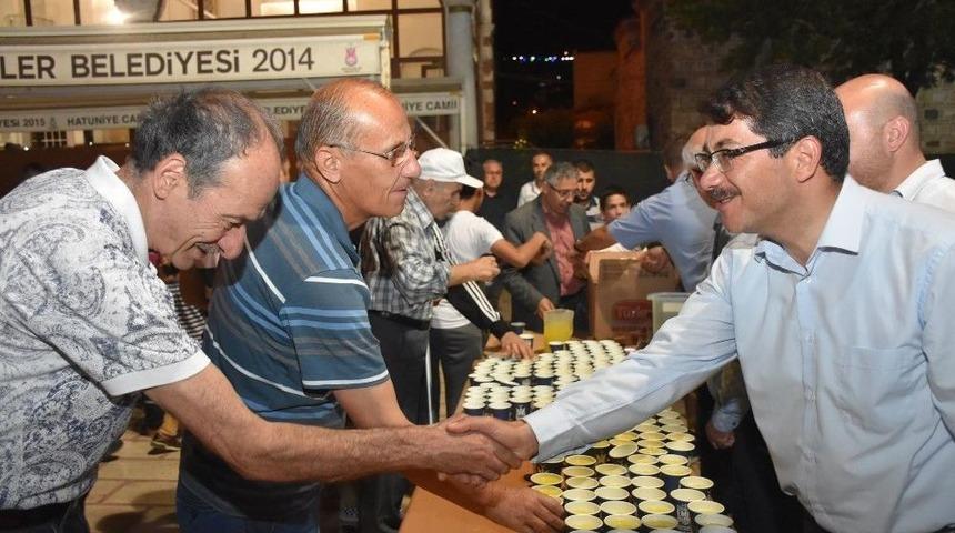 Şehzadeler Belediyesinden Teravih Sonrası Limonata İkramı
