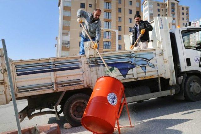 Elazığ’da Yollarda Tuz Varili Uygulaması