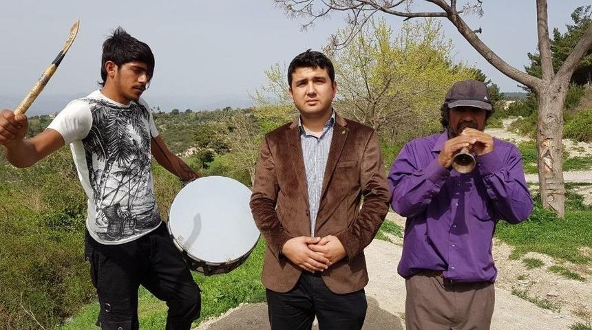 K&ouml;y Muhtarından Davul Zurnalı Afrin Marşı