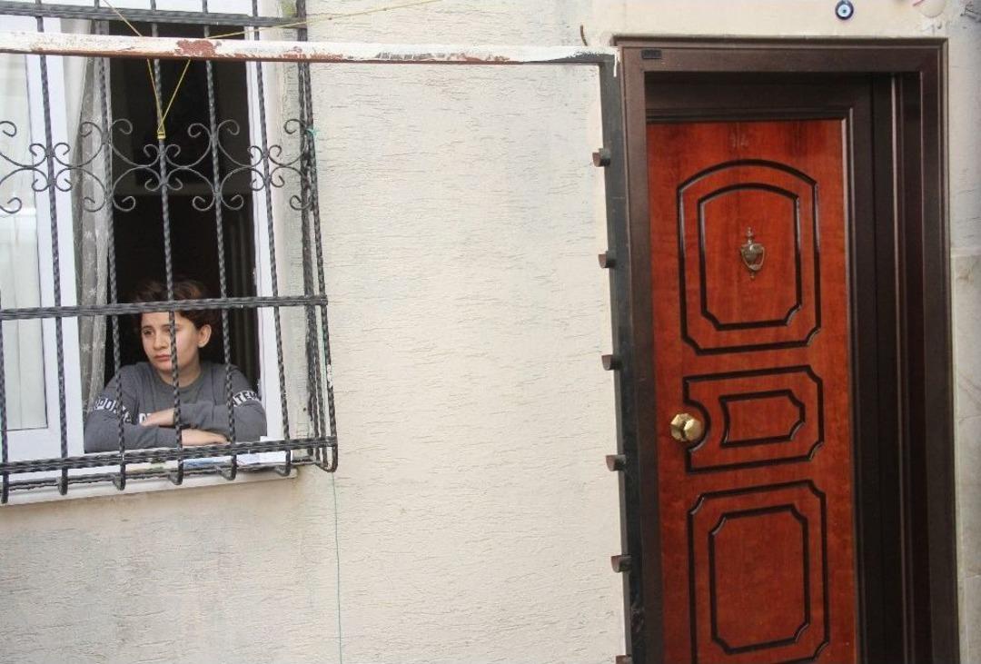 Kocası Eve Kilitledi, Polis Pencereden Kurtardı