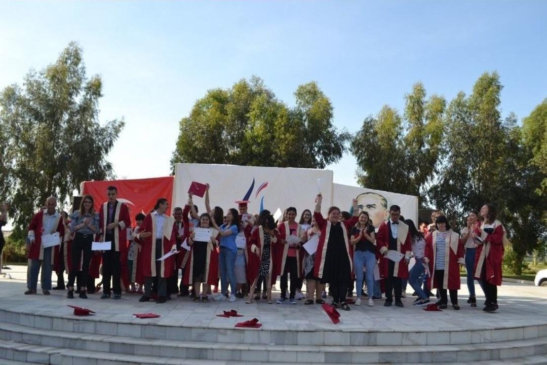 &Ouml;zel &Ouml;ğrenciler &Uuml;niversiten Mezun Olup, Kep Giydi