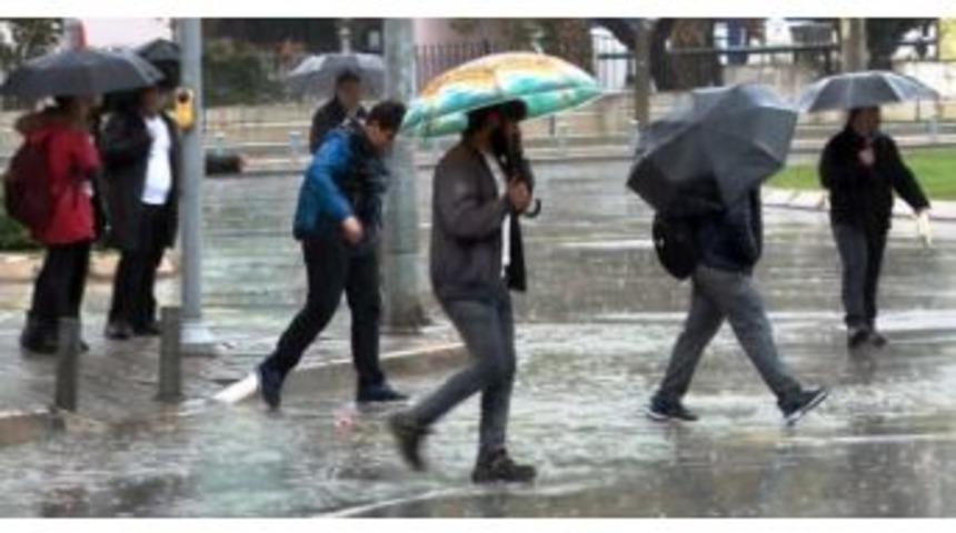 İzmir&rsquo;de Sağanak Yağmur Zor Anlar Yaşattı