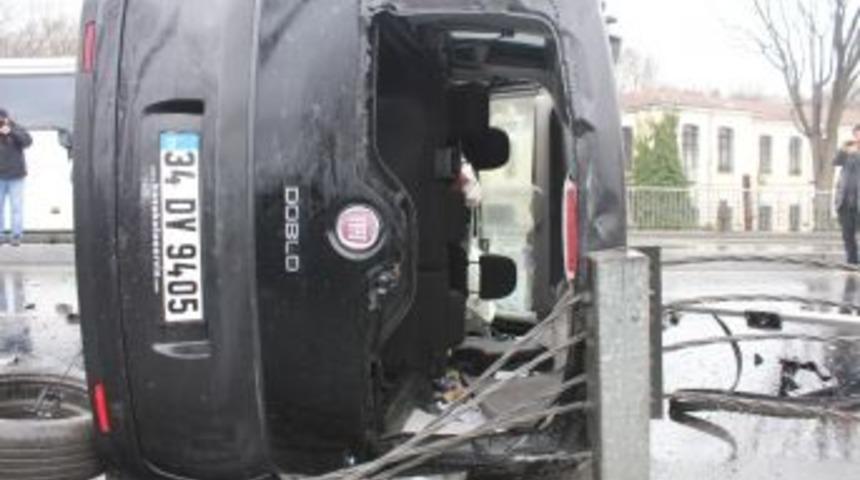 Sarayburnu&rsquo;nda Ara&ccedil; Bariyerlere &Ccedil;arpıp Takla Attı