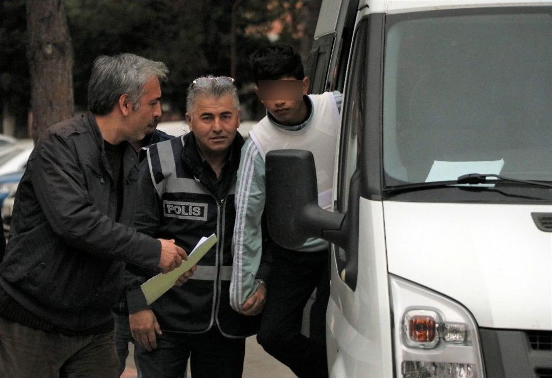 Kız Arkadaşını Sosyal Medyada Etiketleyen &Ouml;ğrencinin Boğazını Kesti