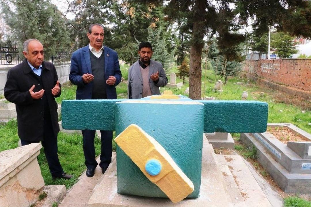 U&ccedil;ak Mezarın H&uuml;z&uuml;nl&uuml; Hikayesi