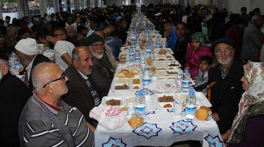 Sivas&rsquo;ta 2 Bin Kişi İftar &Ccedil;adırında Orucunu A&ccedil;tı