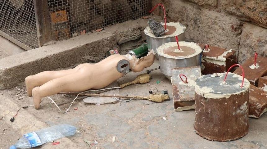 Cansız &Ccedil;ocuk Mankene El Yapımı Patlayıcı D&uuml;zeneği Kurmuşlar