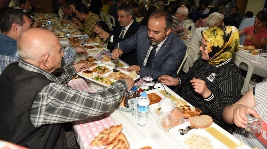 Bursa&rsquo;da İlk İftarda Gelenek Bozulmadı