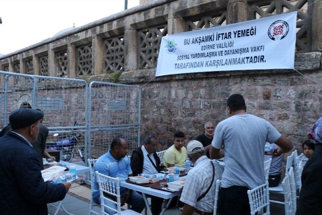 Selimiye&rsquo;nin G&ouml;lgesinde İlk İftar Coşkusu