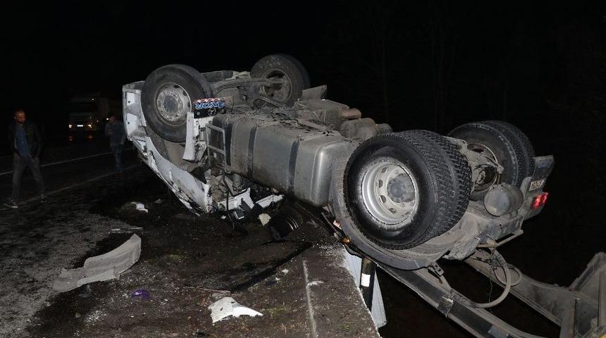 Direksiyon Başında Kalp Krizi Ge&ccedil;irdi, Devrilen Tırda Hayatını Kaybetti