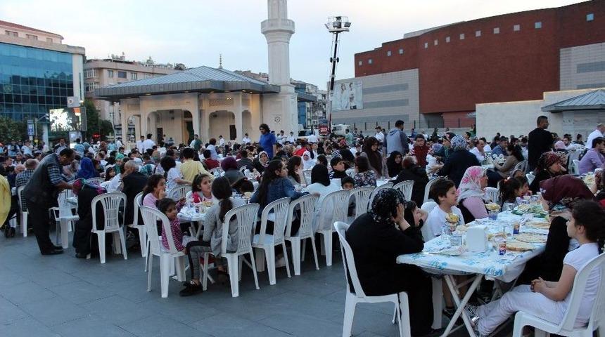 Binlerce Zeytinburnulu Aynı Sofrada Oru&ccedil;larını A&ccedil;tı