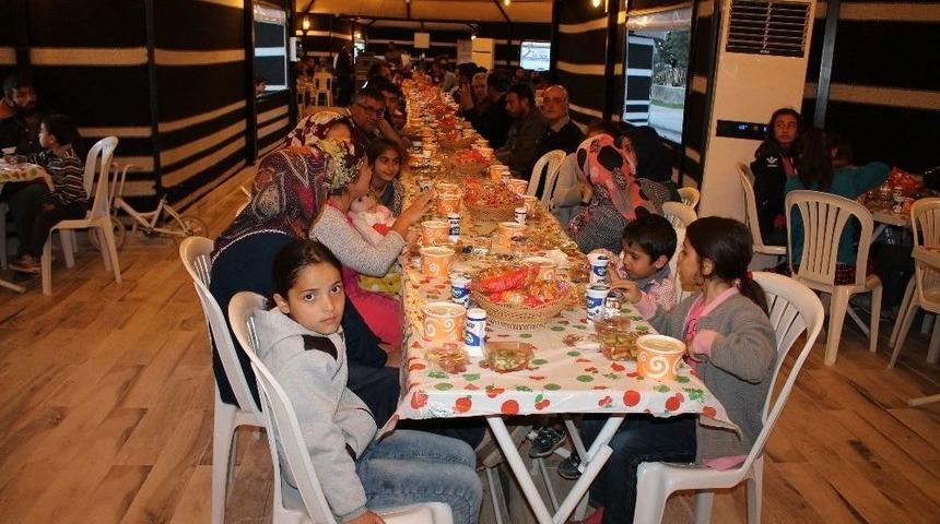 Midyat&rsquo;ta İlk Kez Kurulan İftar &Ccedil;adırında Bin Kişi Oru&ccedil; A&ccedil;tı