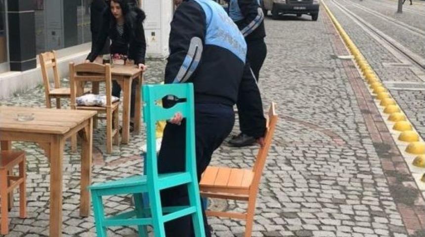 İzmit Zabıtası Kaldırım İşgallerine G&ouml;z A&ccedil;tırmıyor