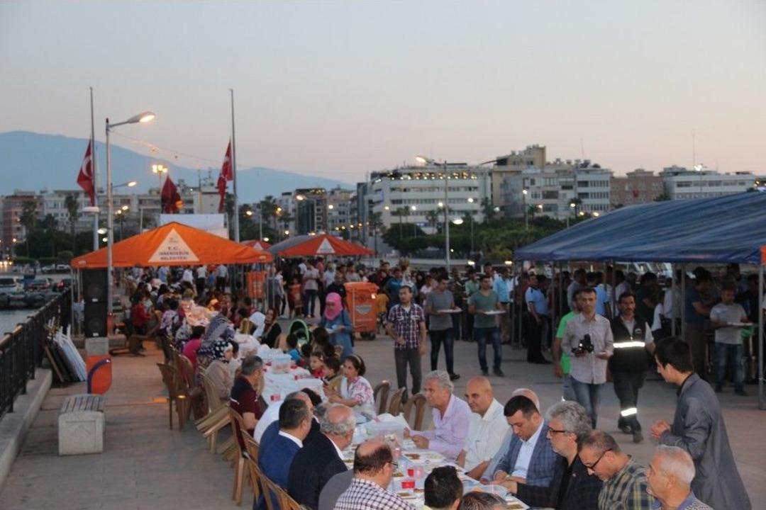 İskenderun&rsquo;da İskelede İftar Sofrası Kuruldu