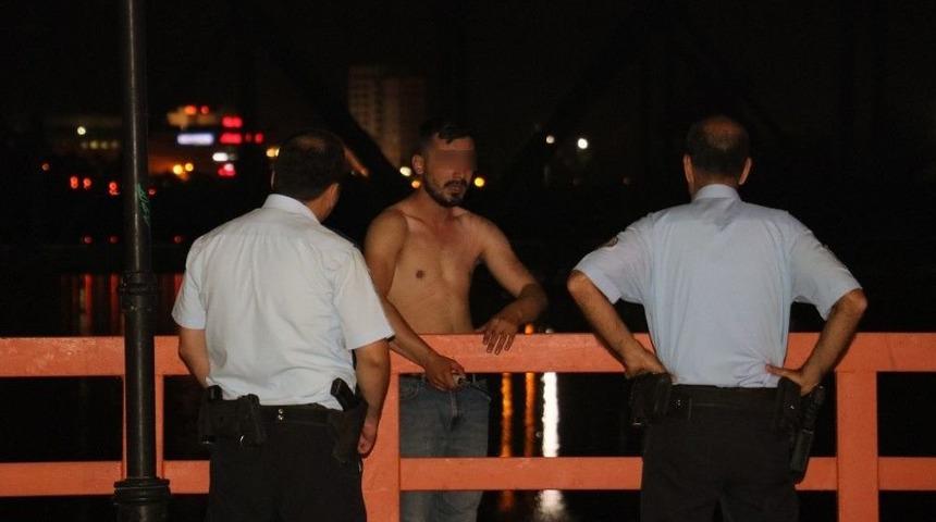 Ekmek Bı&ccedil;ağı İle &Ouml;nce Kendine Zarar Verdi Sonra Nehre Atlamak İstedi