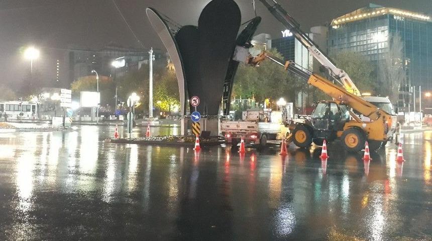 Kızılay Meydanı&rsquo;ndaki Lale Heykeli Kaldırıldı