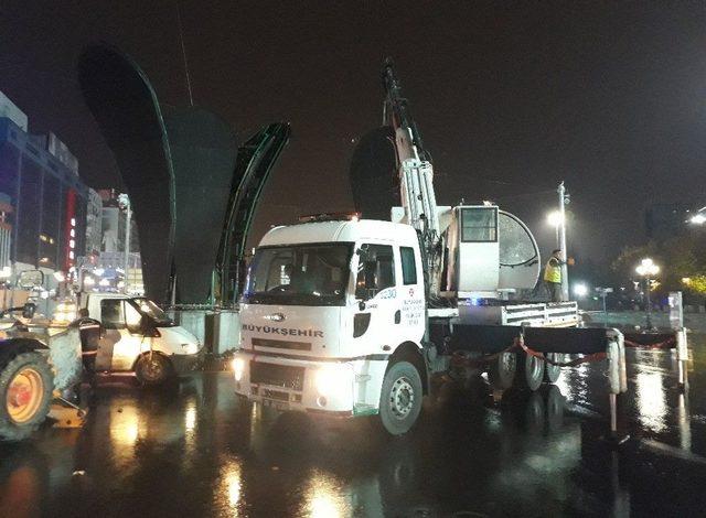 Kızılay Meydanı’ndaki Lale Heykeli Kaldırıldı