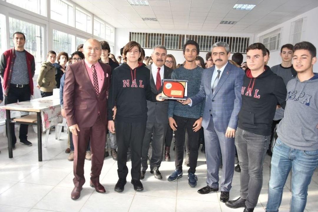 Başkan Alıcık&rsquo;ın Okullara Desteği S&uuml;r&uuml;yor