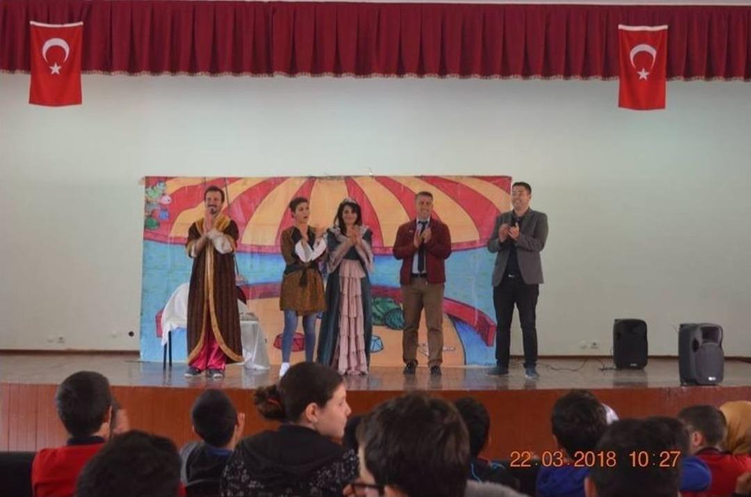 &Ccedil;ocuklar Tiyatro İle Buluştu