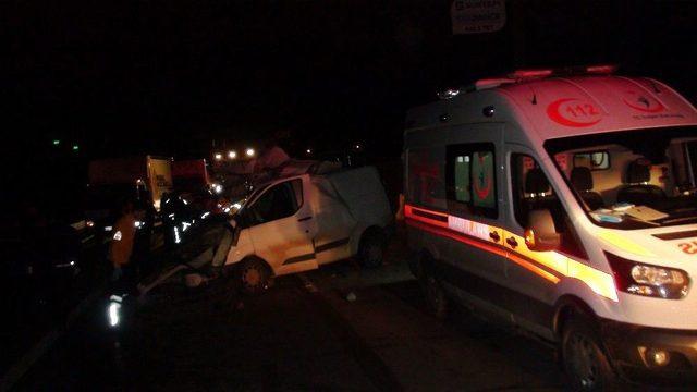 (özel) Kartal Tem Bağlantı Yolunda Trafik Kazası: 1 Ölü, 1 Yaralı