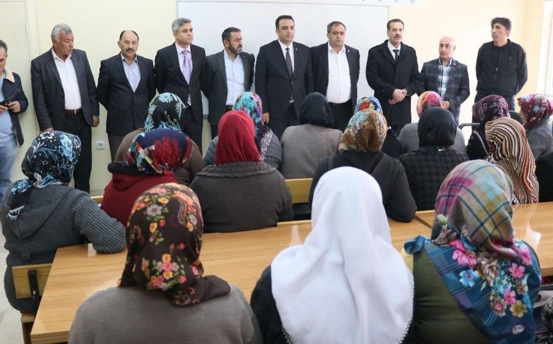 (&ouml;zel) Eğitimi Tamamlayan Kadınlar Tarla Ve Mandıralarda