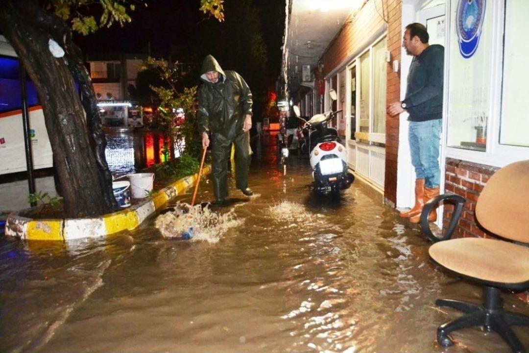 Ayvalık Yağmura Teslim Oldu, &Ccedil;ok Sayıda Ev Ve Eski Otogar Sular Altında Kaldı