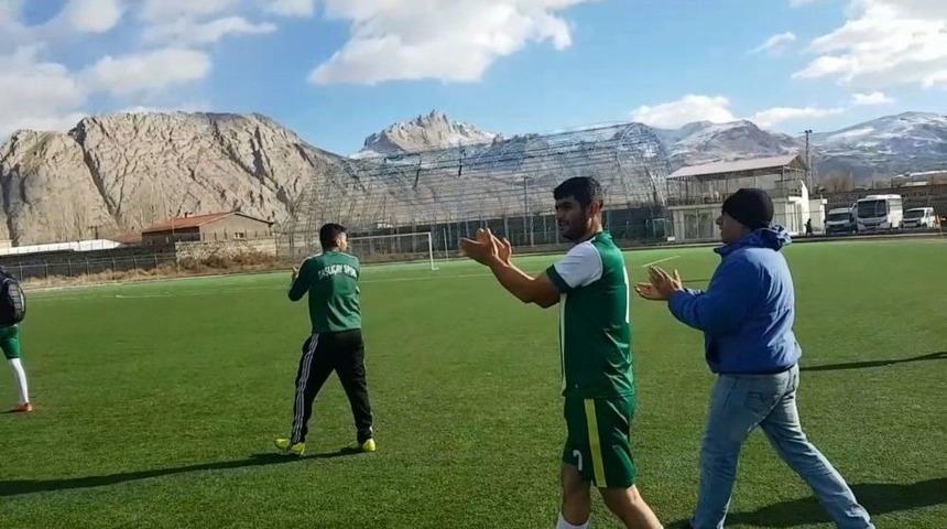 Hakemin G&ouml;sterdiği Kartlara Tepki G&ouml;steren Futbolcular Sahayı Terk Etti