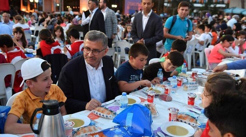 &Uuml;sk&uuml;dar&rsquo;da İlk Defa Oru&ccedil; Tutan &Ccedil;ocuklar İftar Yaptı