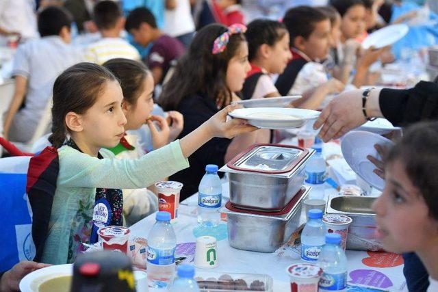 Üsküdar’da İlk Defa Oruç Tutan Çocuklar İftar Yaptı