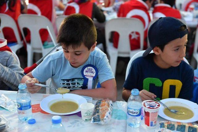 Üsküdar’da İlk Defa Oruç Tutan Çocuklar İftar Yaptı