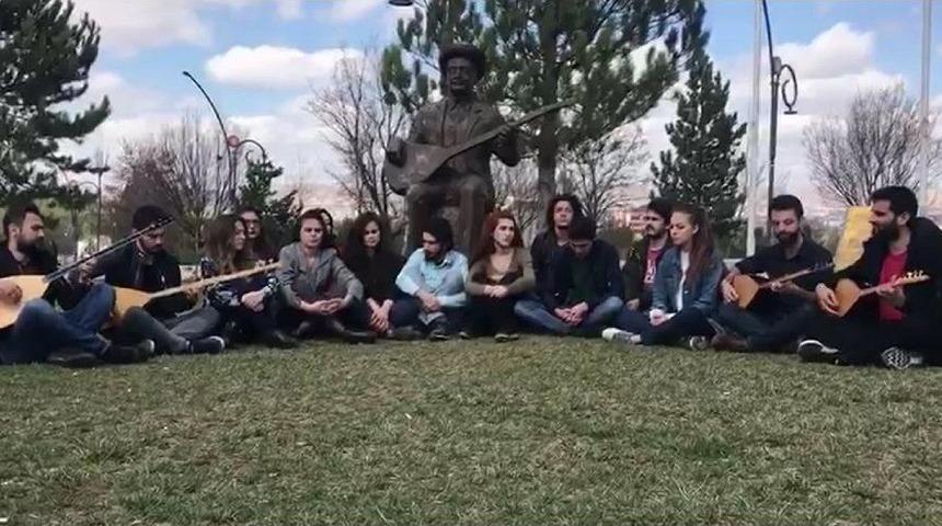 &Ouml;ğrenciler Aşık Veysel&rsquo;i T&uuml;rk&uuml;s&uuml;yle Andı