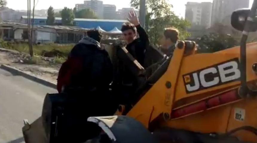 (&ouml;zel) İş Makinesiyle &Ouml;ğrencilerin Okula G&ouml;t&uuml;r&uuml;ld&uuml;ğ&uuml; Anlar Kamerada