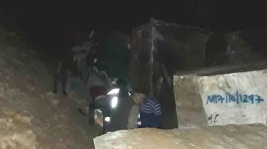 Mermer Y&uuml;kl&uuml; Tır Devrildi: 1 Yaralı