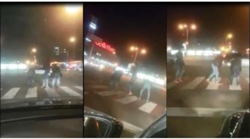 Kırmızı Işıkta Birdirbir Oynadılar