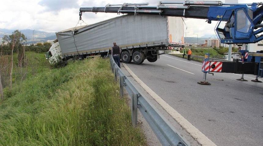 Yoldan &Ccedil;ıkan Tır Bariyerlerde Asılı Kaldı: 1 Yaralı