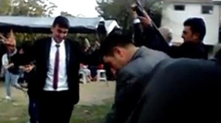 D&uuml;ğ&uuml;nde Kalabalığın İ&ccedil;erisinde Defalarca Havaya Ateş A&ccedil;tılar