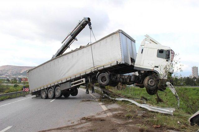 Yoldan Çıkan Tır Bariyerlerde Asılı Kaldı: 1 Yaralı